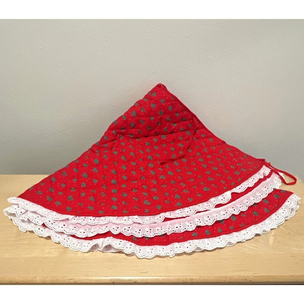 Quilted Christmas Tree Skirt with White Lace Trim